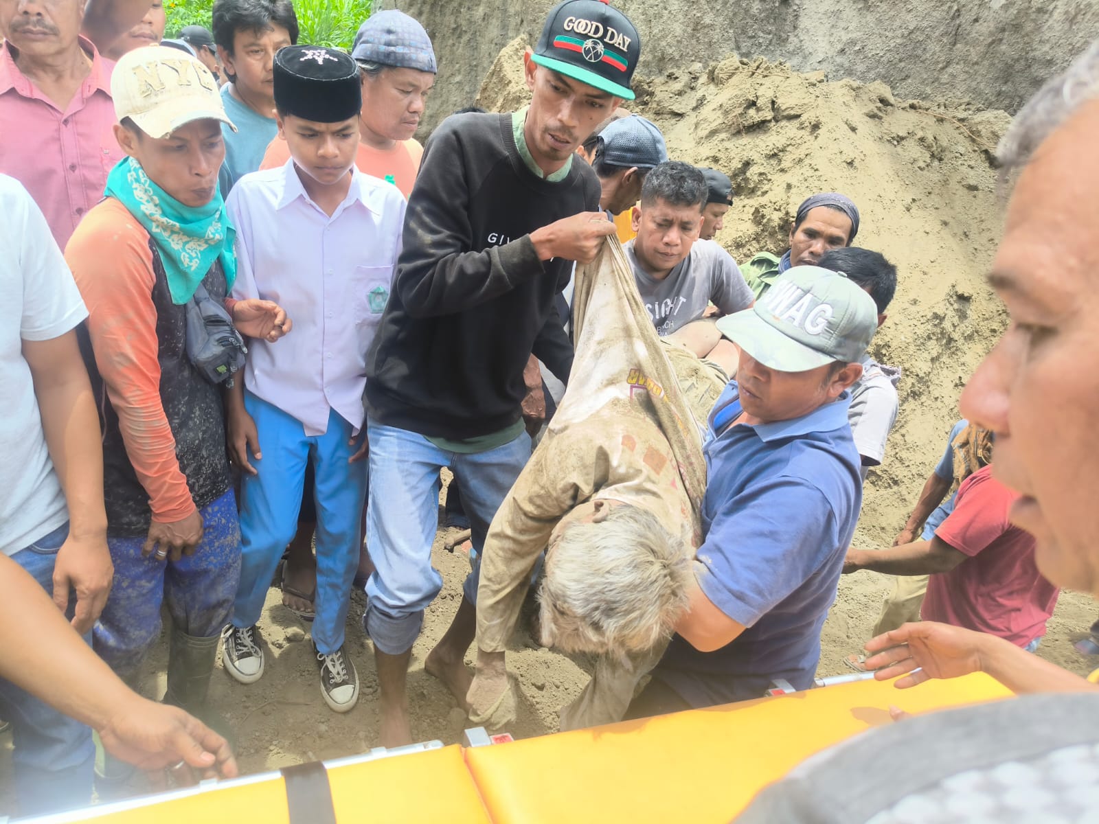 Seorang Pria Tertimbun Material Pasir, Ijin Tambang Jadi Perbincangan Hangat Masyarakat