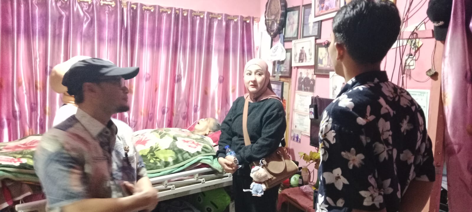 Tersentuh Kemanusiaan, Maria Feronika Hendri Besuk Lansia Sakit Menahun di Padang Panjang: “Ini Tentang Kasih Sayang, Bukan Sekadar Bantuan”