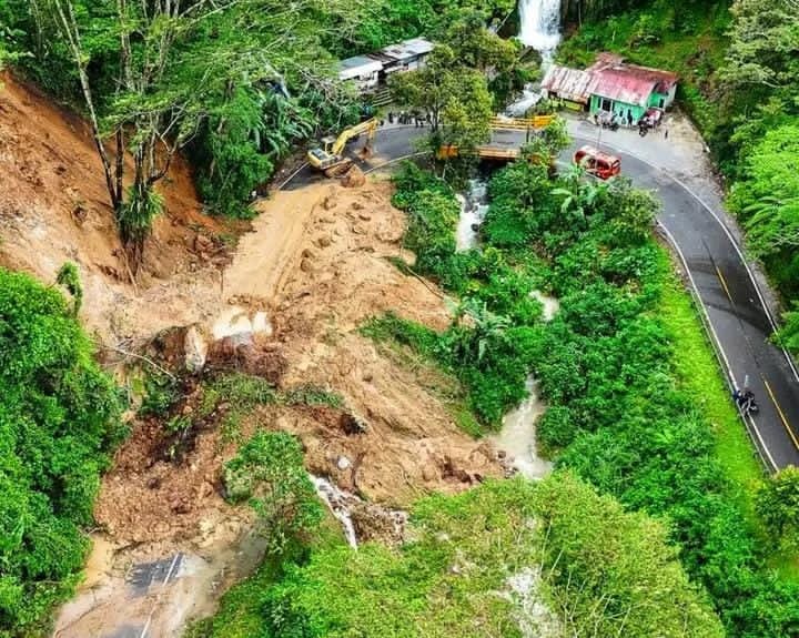 Macet Total Sejumlah Akses Jalan Nasional Tertutup Longsor