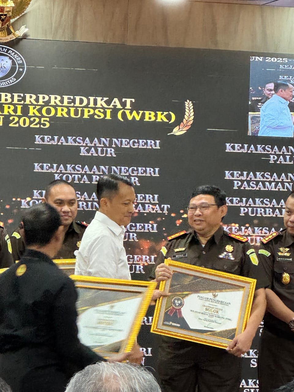 Jaksa Agung Anugerahkan Predikat Zona WBK dan Kompetisi BerAKHLAK Kepada Kejaksaan Negeri Solok Tahun 2025.
