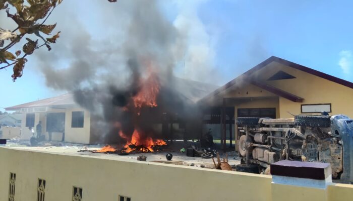 Polsek Muara Batang Gadis Dibakar Massa: Dugaan Bandar Narkoba Dilepas, Warga Pertanyakan Integritas Aparat