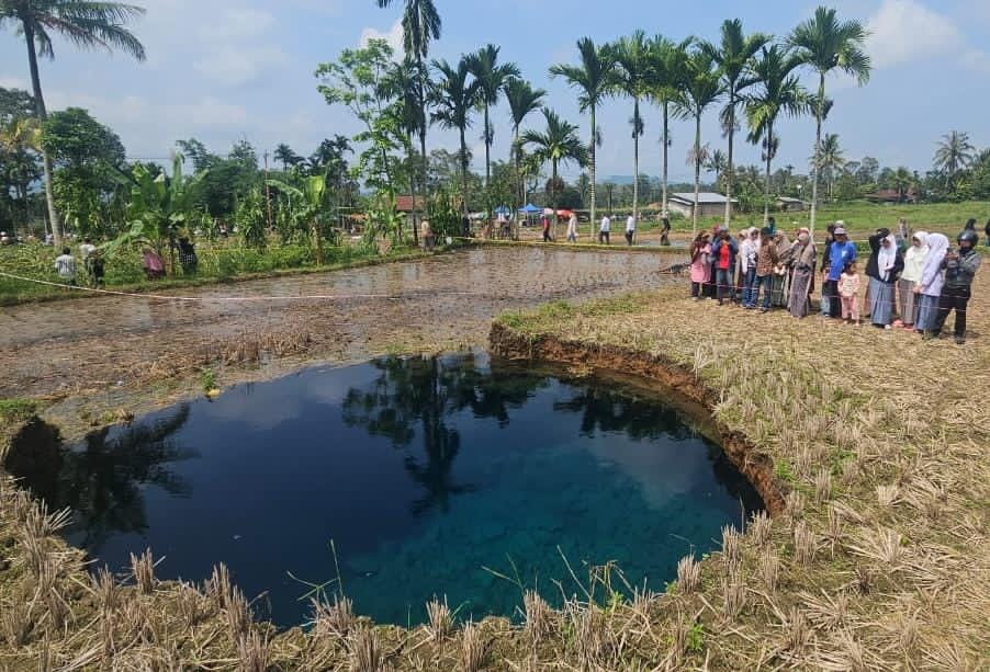 Air Sinkhole Situjuah Batua Tampak Biru Tapi Jernih Saat Diminum, Ini Penjelasan Dinas ESDM