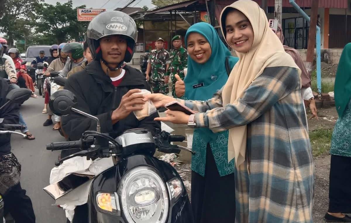 Bukan Tilang, Malah Kasih Takjil: Pengendara Auto Senyum