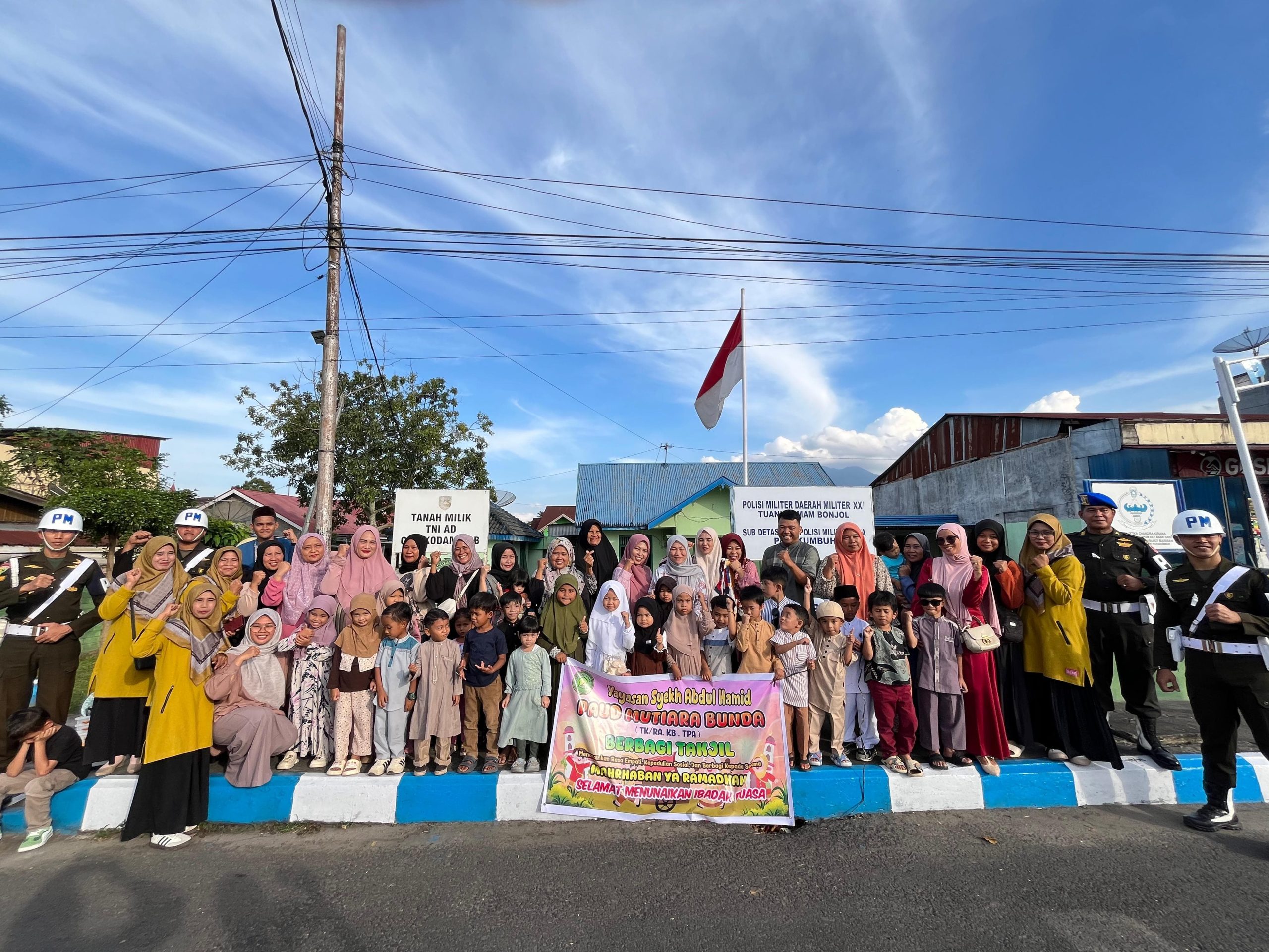 Ajarkan Makna Berbagi Sejak Dini, PAUD Mutiara Bunda Tebar Ratusan Takjil di Depan Markas Subdenpom Payakumbuh