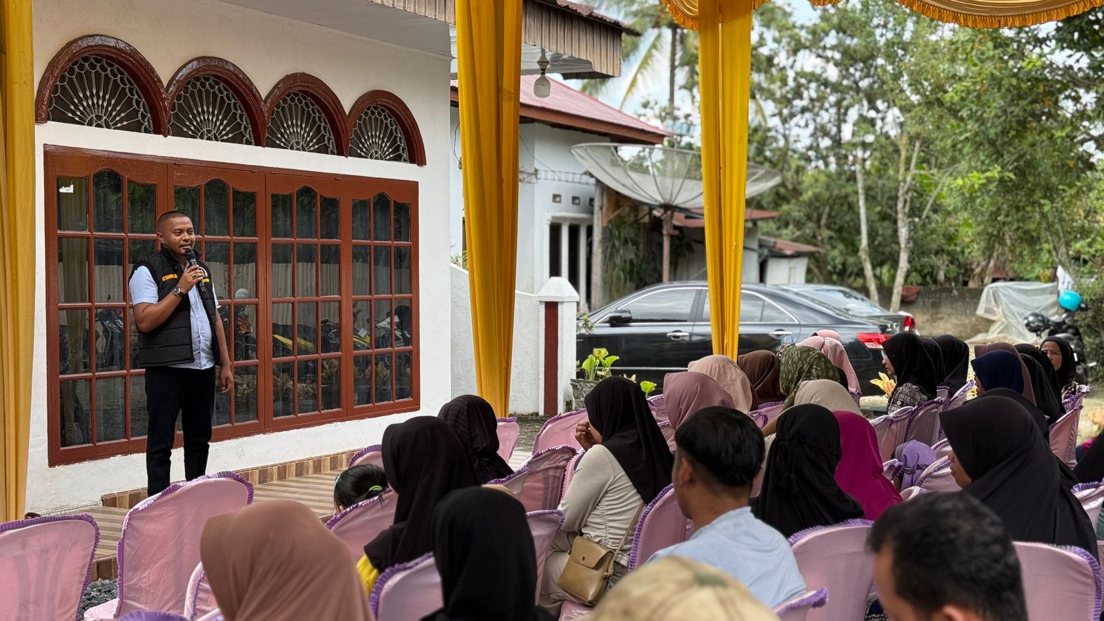 Senin Manis di Bulakan Balai Kandi: Boy Sandi Curi Hati Warga Lewat Catatan Aspirasi