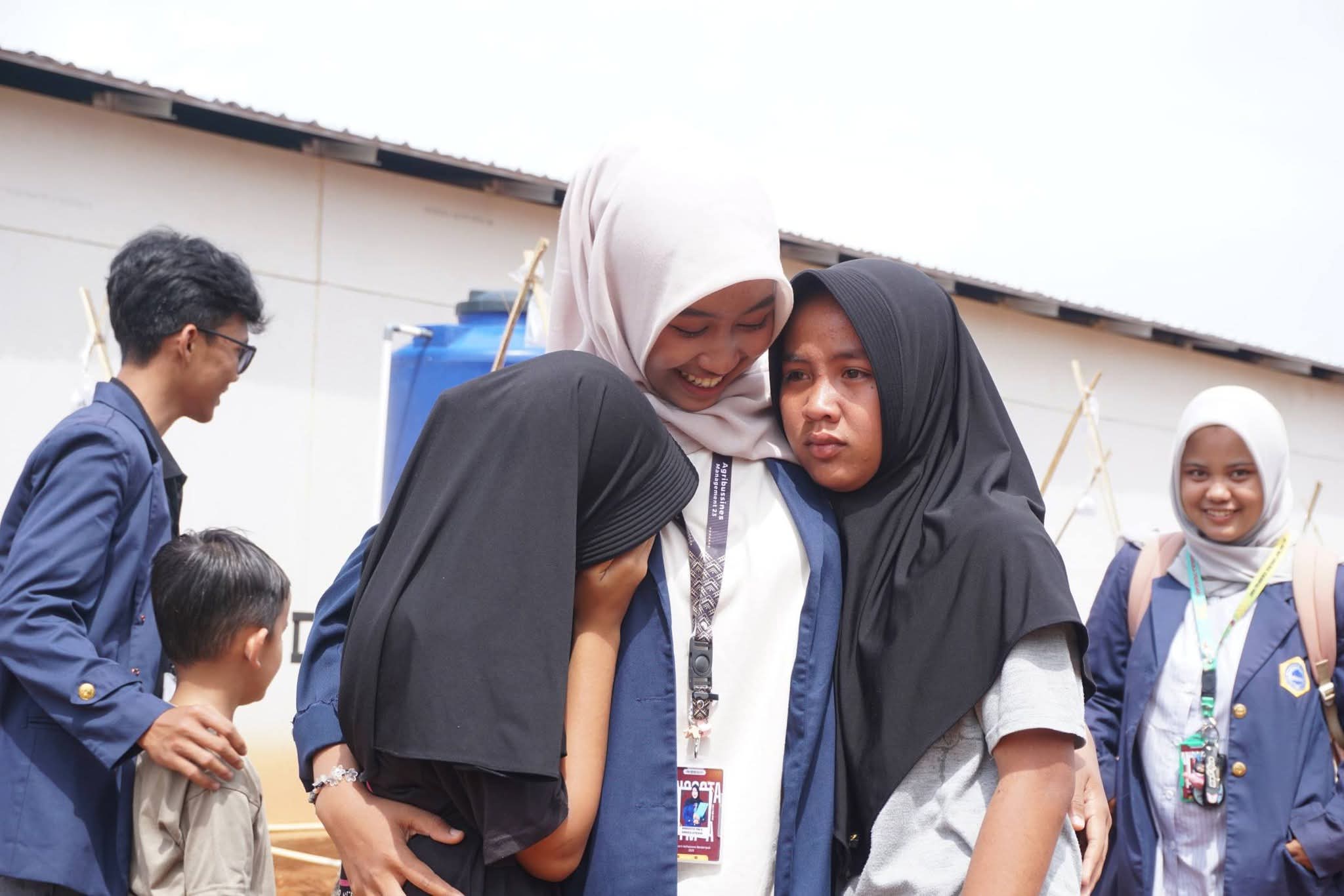 Tangis Haru Iringi Pamit Mahasiswa PPNP di Huntara Jorong Aie Angek