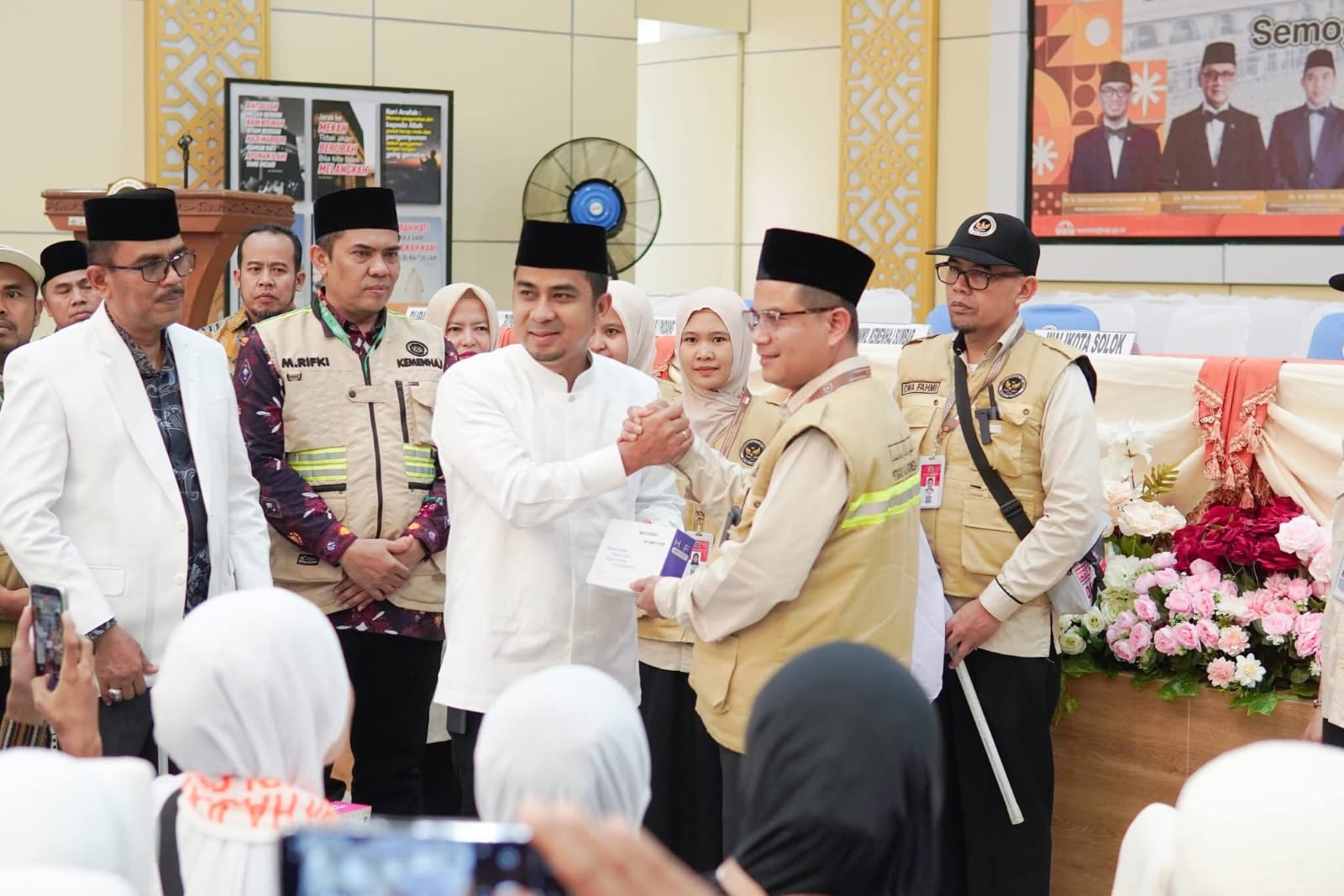 Walikota Ramadhani Hadiri Penyerahan Jemaah Haji di Embarkasi Padang